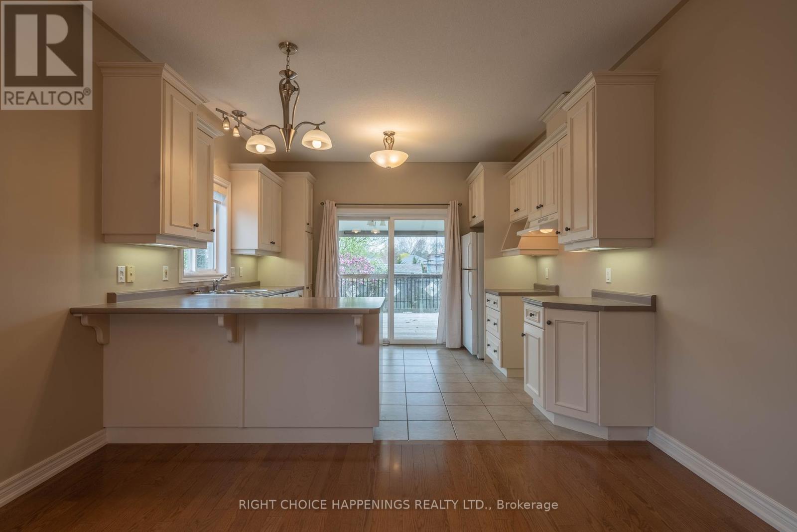 347 Oakcrest Avenue, Welland, Ontario  L3C 7K1 - Photo 5 - X12390911