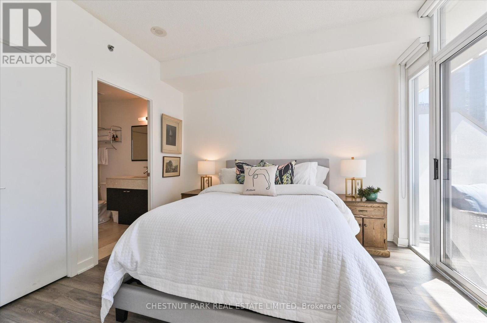 1020 - 21 Nelson Street, Toronto, Ontario  M5V 3H9 - Photo 16 - C12390741