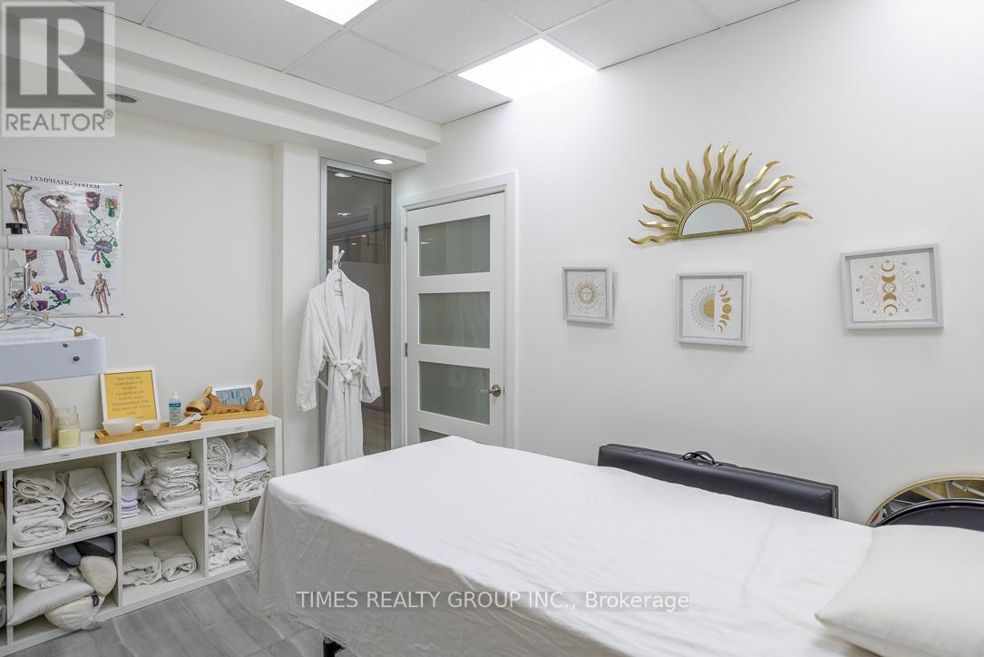 400 - 801 Eglinton Avenue W, Toronto, Ontario  M5N 1E3 - Photo 10 - C12390854