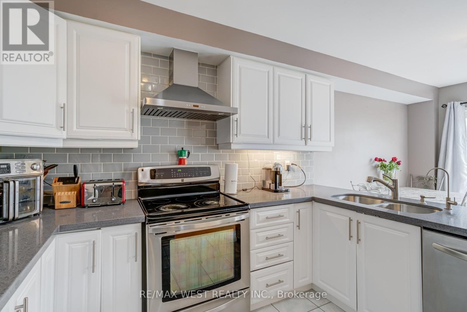 6 Mccreary Trail, Caledon, Ontario  L7E 2C8 - Photo 17 - W12390804