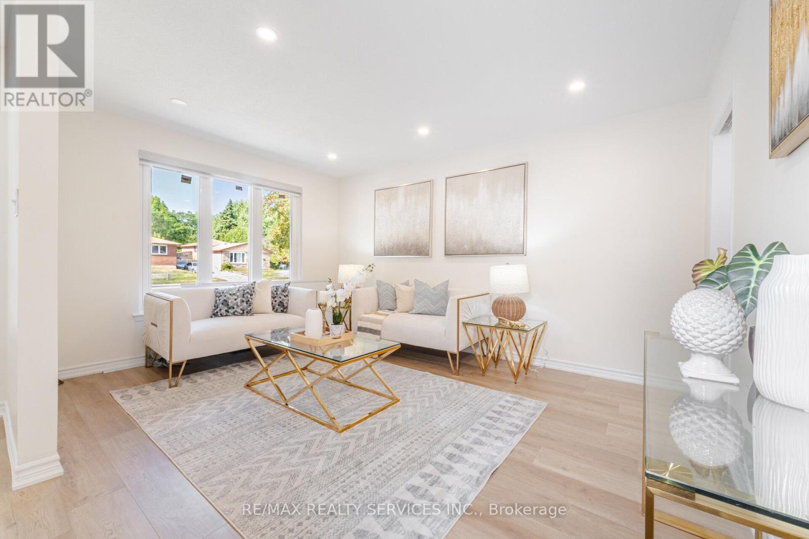 Property at 139 RUTHERFORD ROAD N image 3
