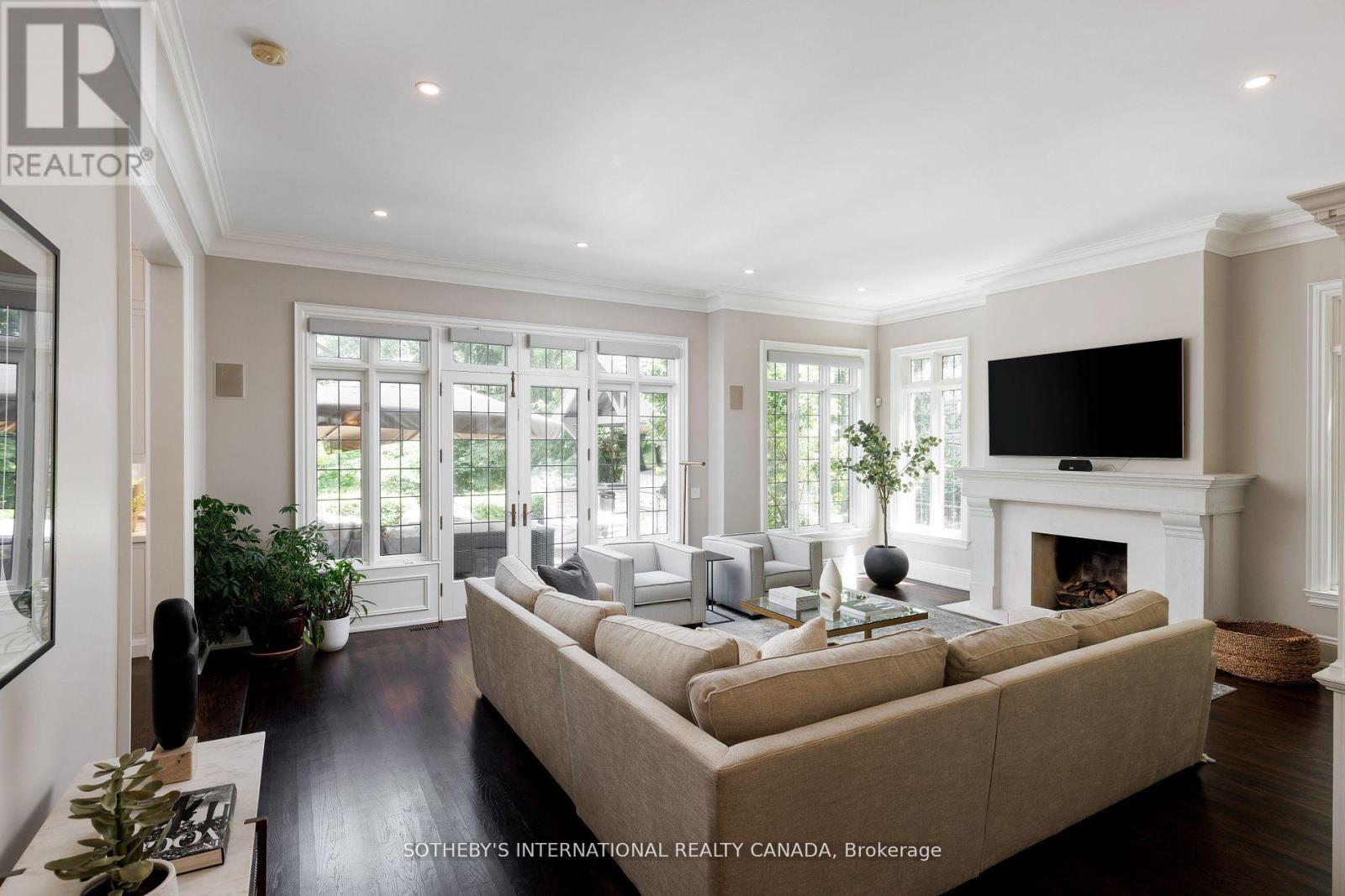 67 Kingsway Crescent, Toronto, Ontario  M8X 2R5 - Photo 5 - W12390855
