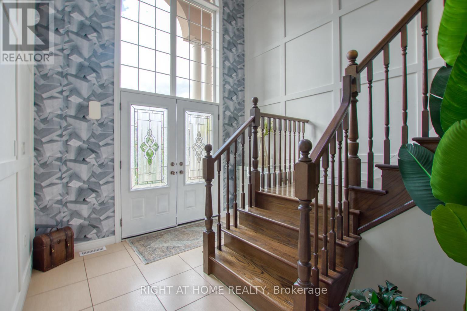 117 Chartwell Circle, Hamilton, Ontario  L9A 0C4 - Photo 5 - X12390710
