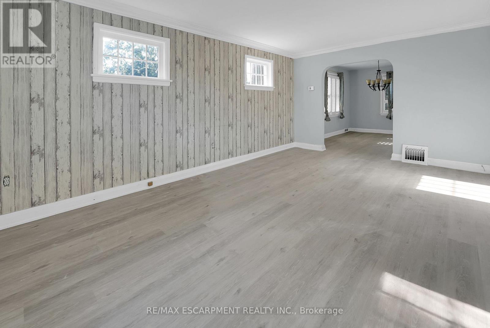 9 Arlington Avenue, St. Catharines, Ontario  L2P 3A3 - Photo 5 - X12390850