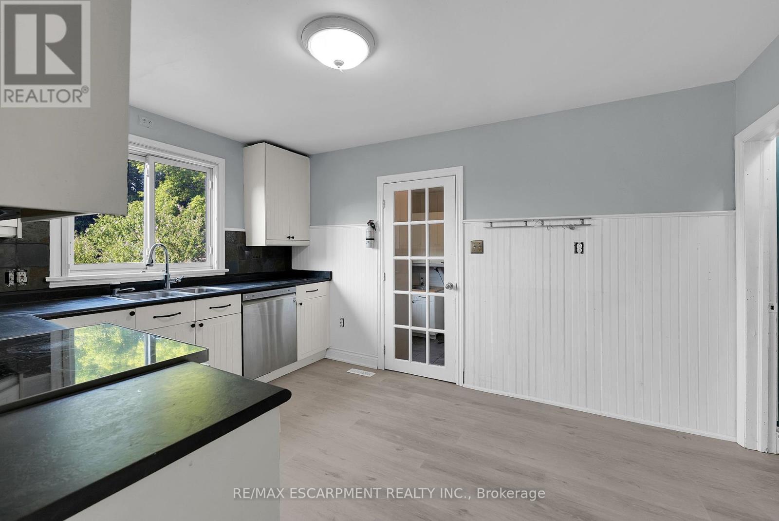 9 Arlington Avenue, St. Catharines, Ontario  L2P 3A3 - Photo 8 - X12390850