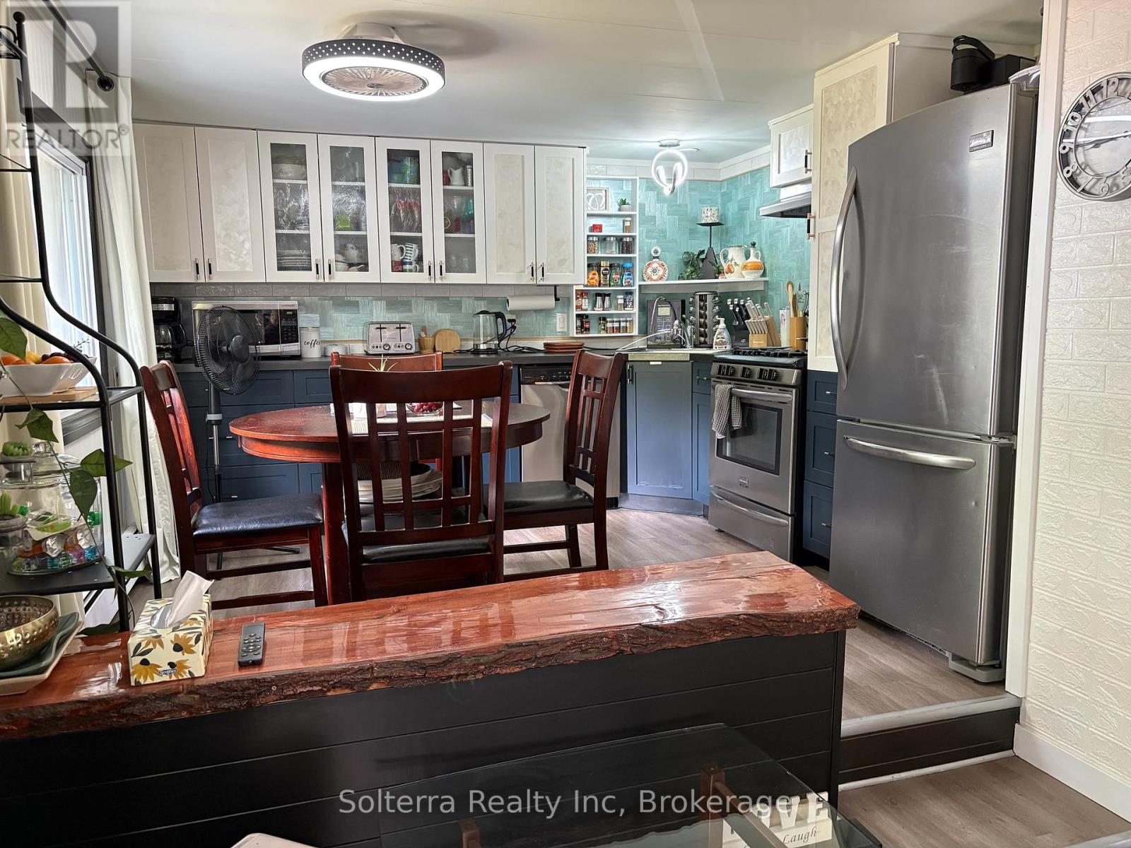 Unit #402 - 1713 Highway 11 S, Gravenhurst, Ontario  P0E 1G0 - Photo 11 - X12361417