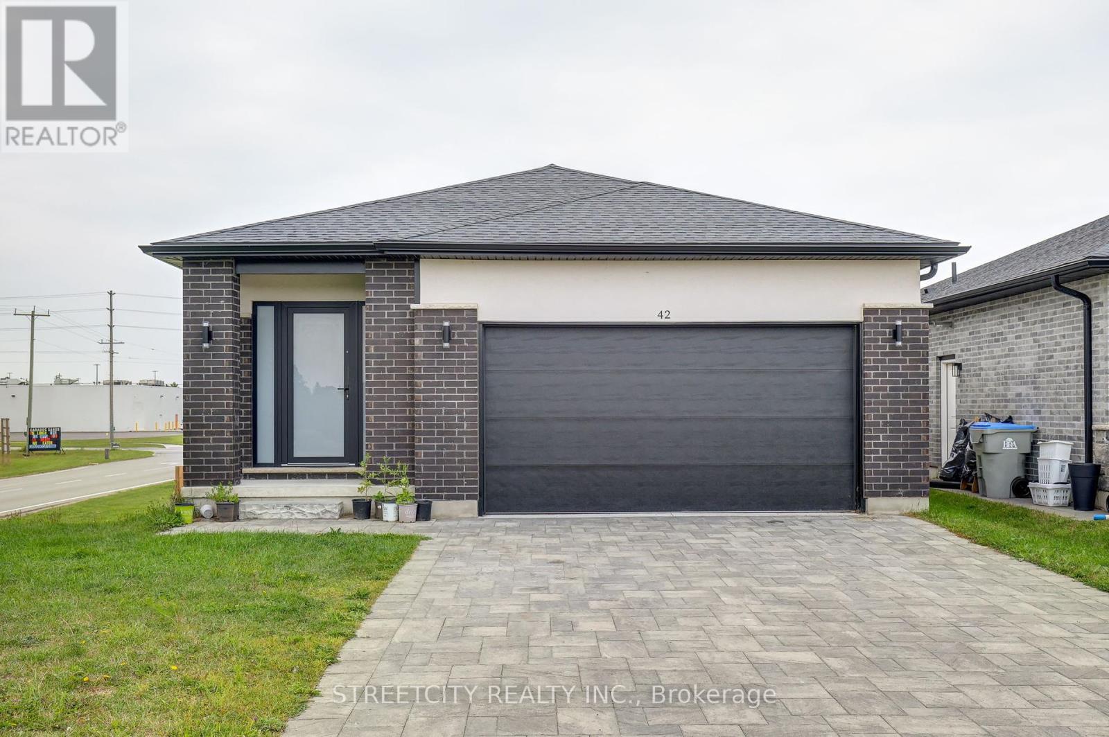 42 Alexander Circle, Strathroy-Caradoc, Ontario  N7G 0B5 - Photo 1 - X12391052