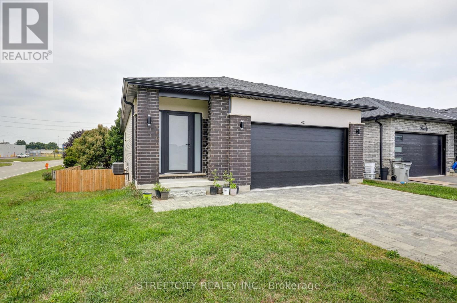 42 Alexander Circle, Strathroy-Caradoc, Ontario  N7G 0B5 - Photo 3 - X12391052