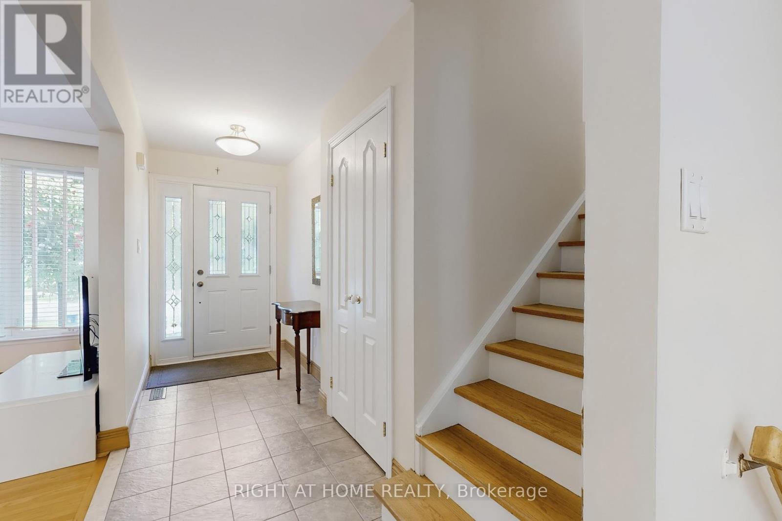 1592 Otterby Road, Mississauga (Applewood), Ontario  L4X 1W7 - Photo 12 - W12390922