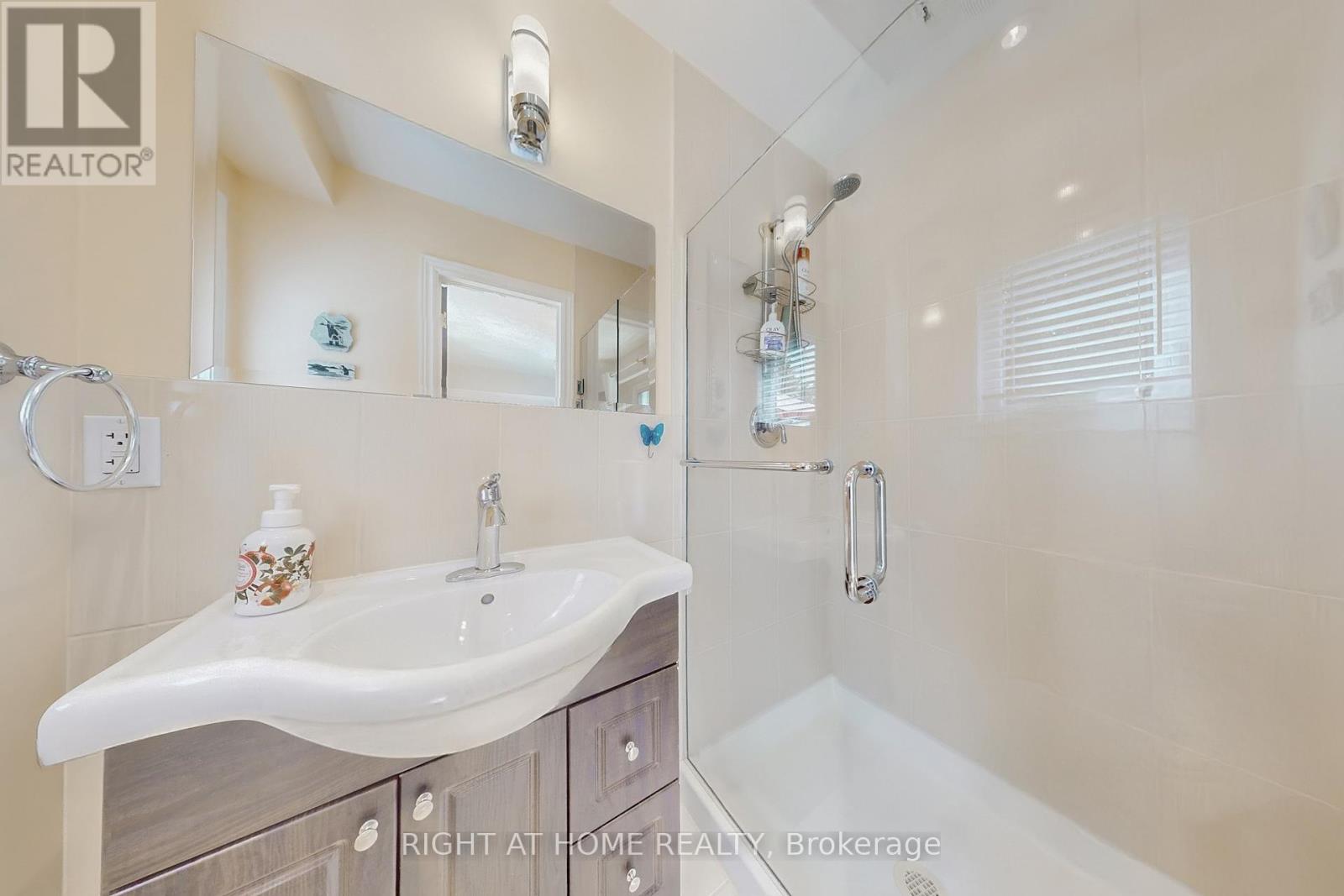 1592 Otterby Road, Mississauga (Applewood), Ontario  L4X 1W7 - Photo 15 - W12390922