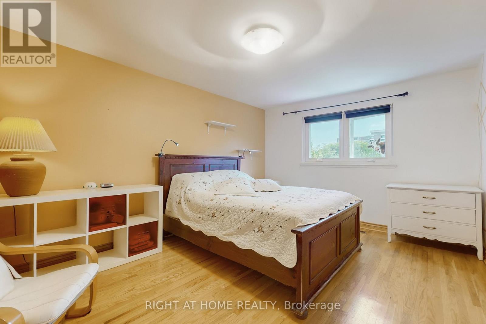 1592 Otterby Road, Mississauga (Applewood), Ontario  L4X 1W7 - Photo 17 - W12390922