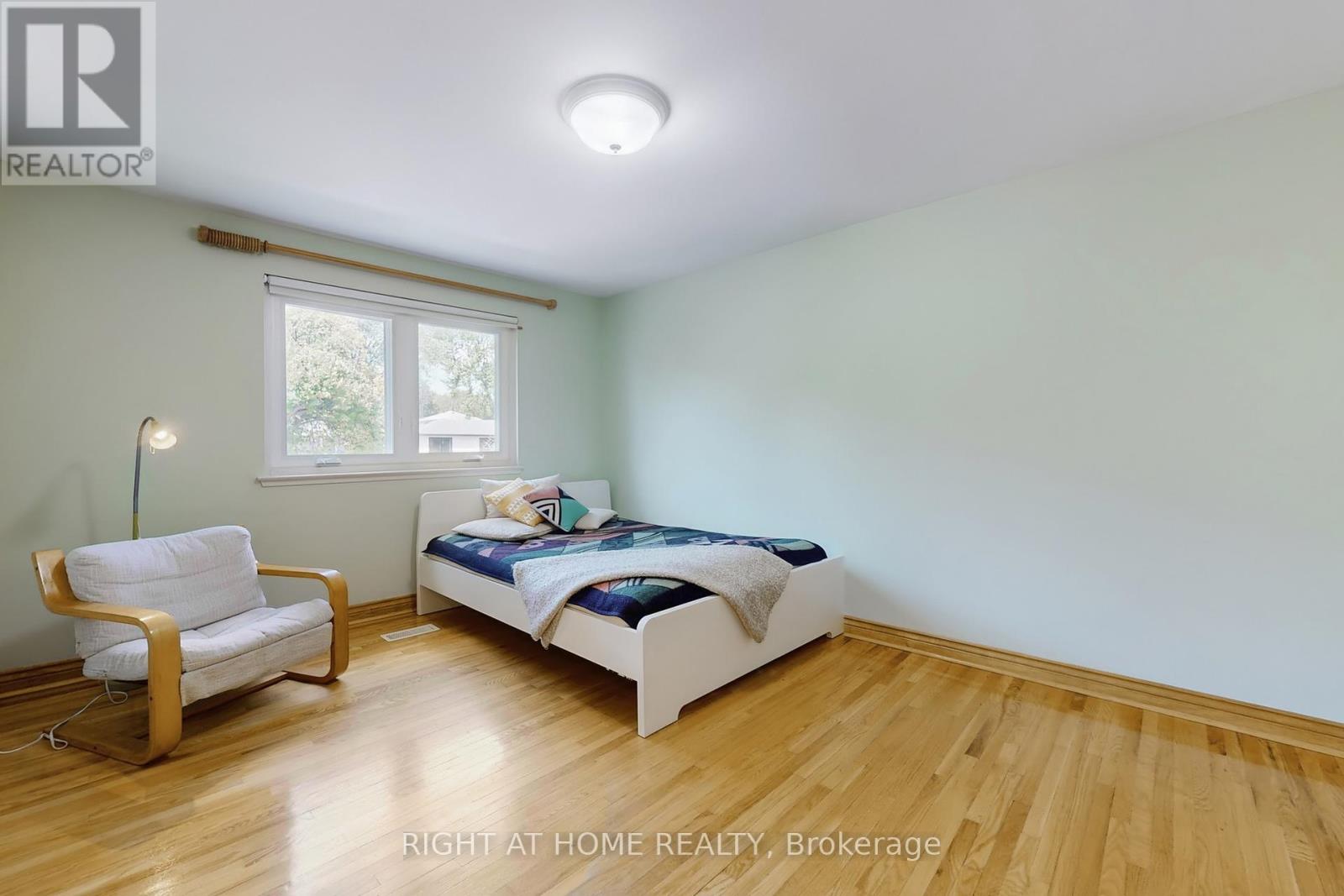1592 Otterby Road, Mississauga (Applewood), Ontario  L4X 1W7 - Photo 18 - W12390922