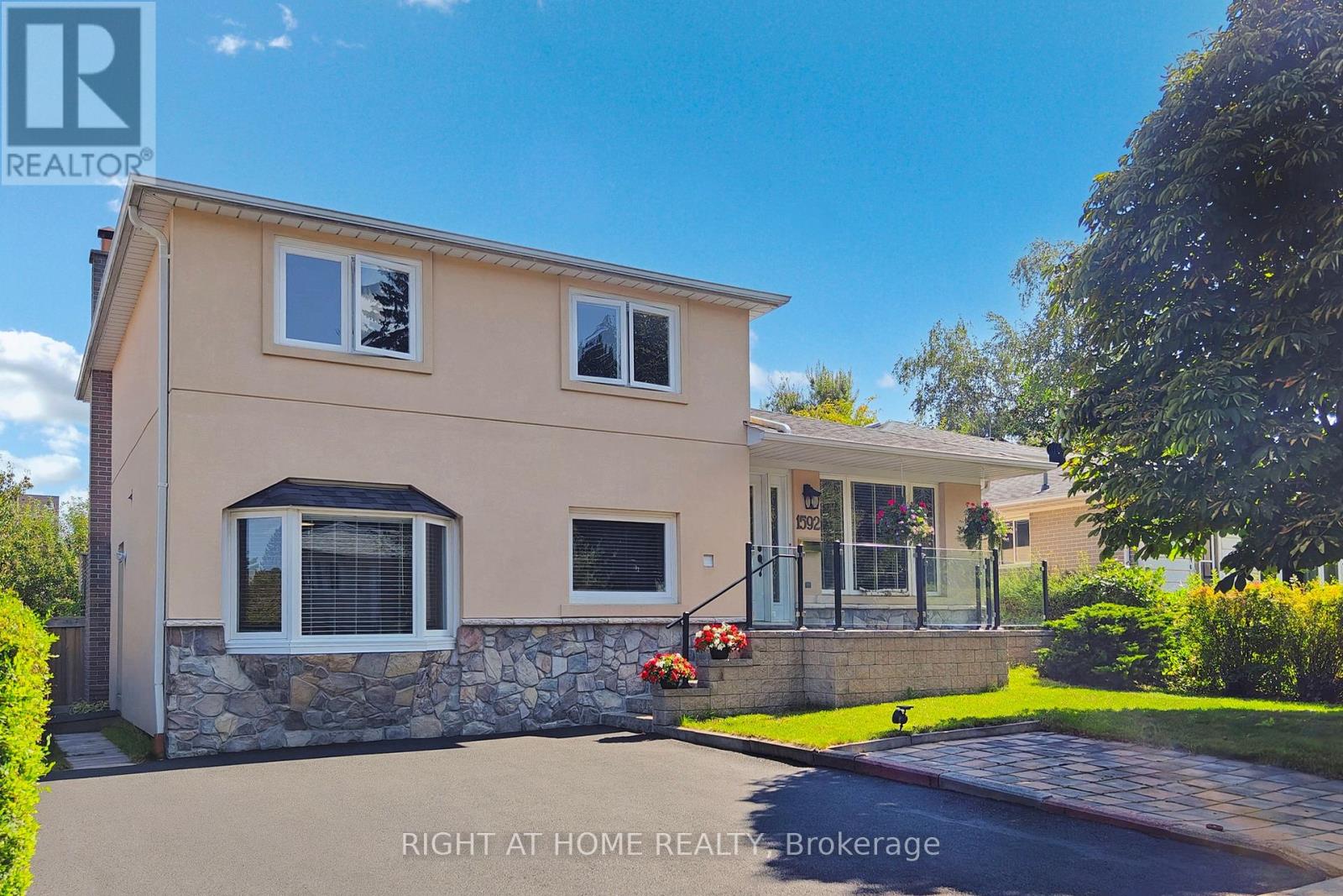 1592 Otterby Road, Mississauga (Applewood), Ontario  L4X 1W7 - Photo 2 - W12390922