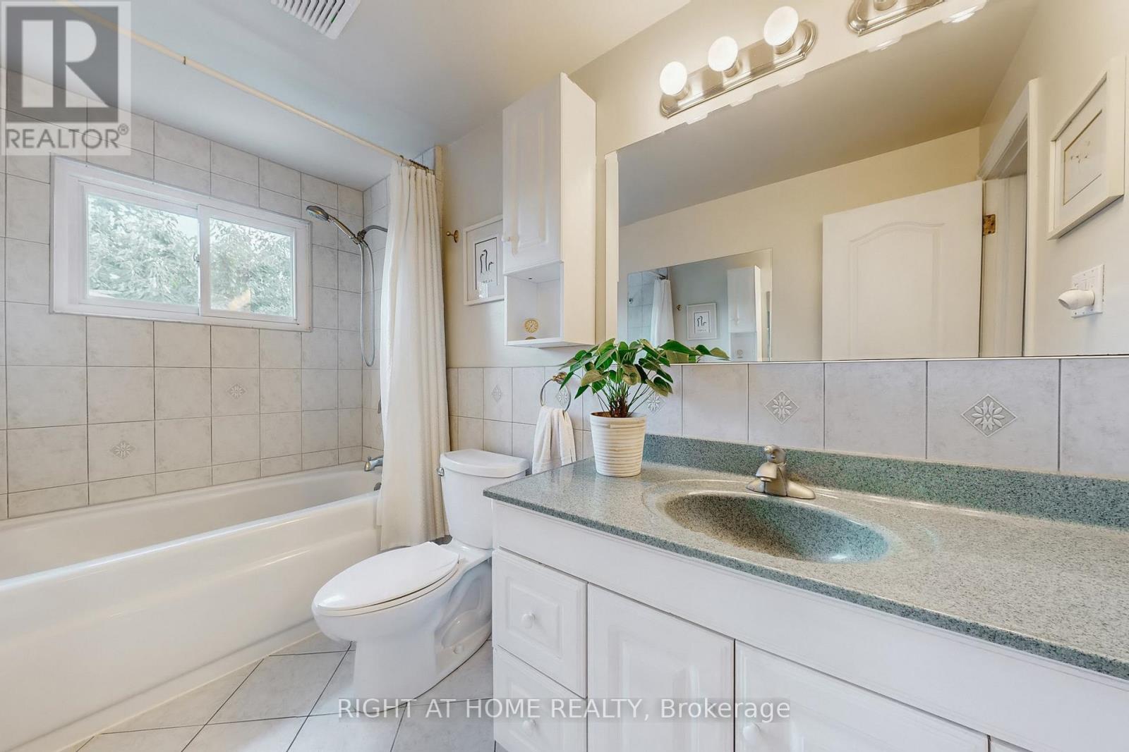 1592 Otterby Road, Mississauga (Applewood), Ontario  L4X 1W7 - Photo 20 - W12390922