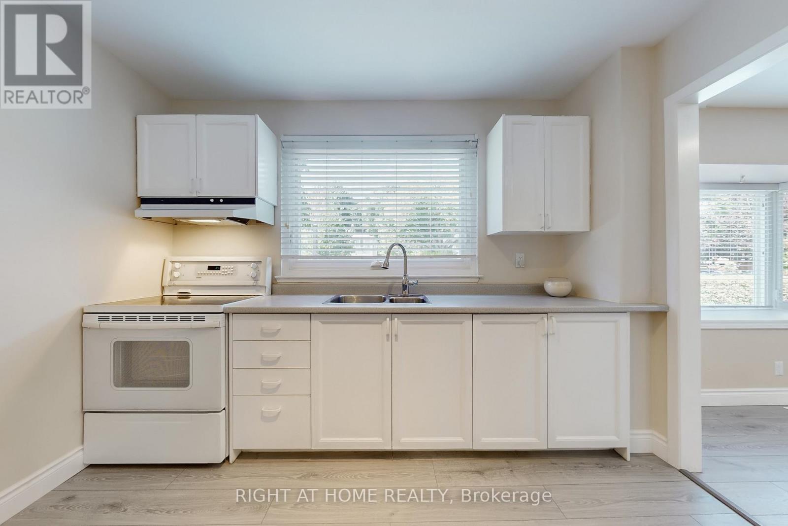 1592 Otterby Road, Mississauga (Applewood), Ontario  L4X 1W7 - Photo 22 - W12390922