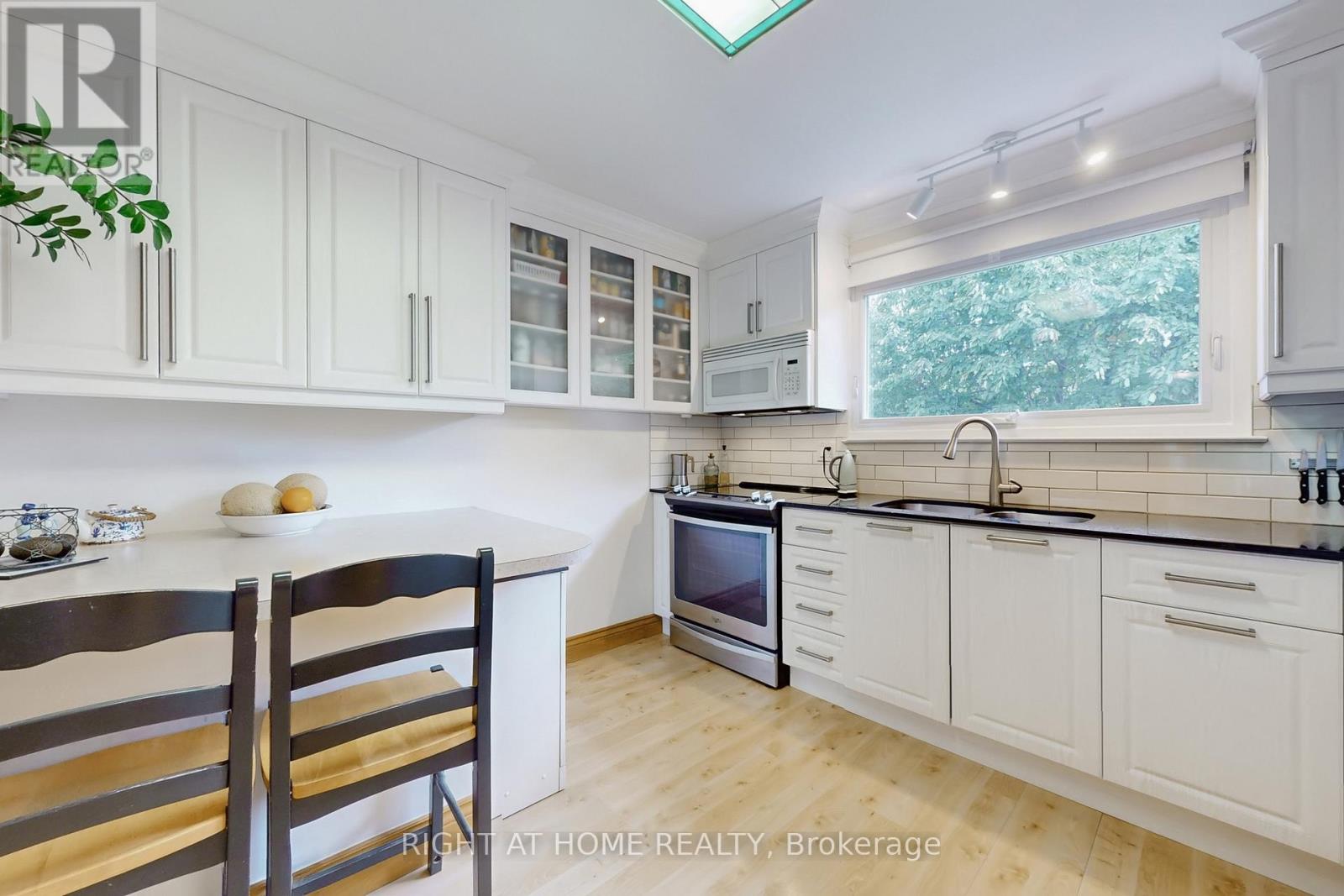 1592 Otterby Road, Mississauga (Applewood), Ontario  L4X 1W7 - Photo 5 - W12390922