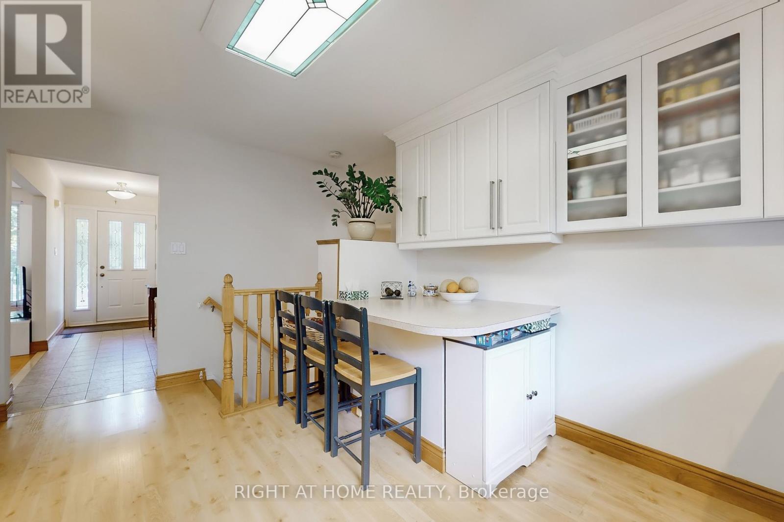 1592 Otterby Road, Mississauga (Applewood), Ontario  L4X 1W7 - Photo 6 - W12390922