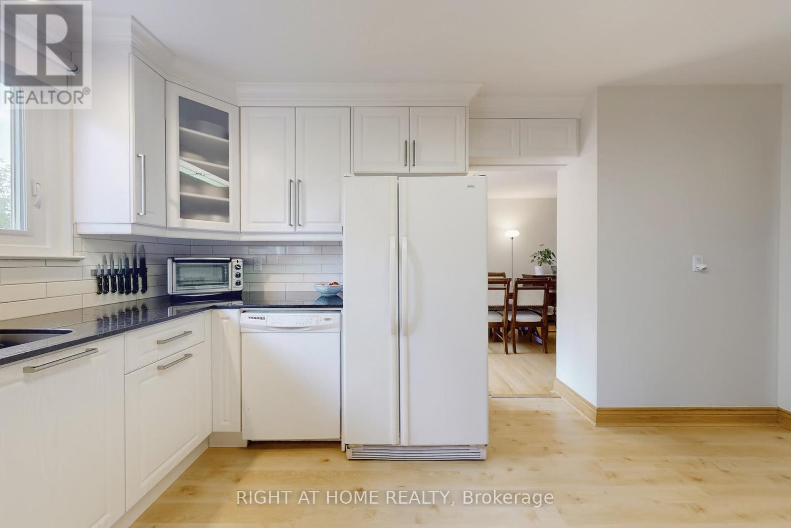 1592 Otterby Road, Mississauga (Applewood), Ontario  L4X 1W7 - Photo 7 - W12390922