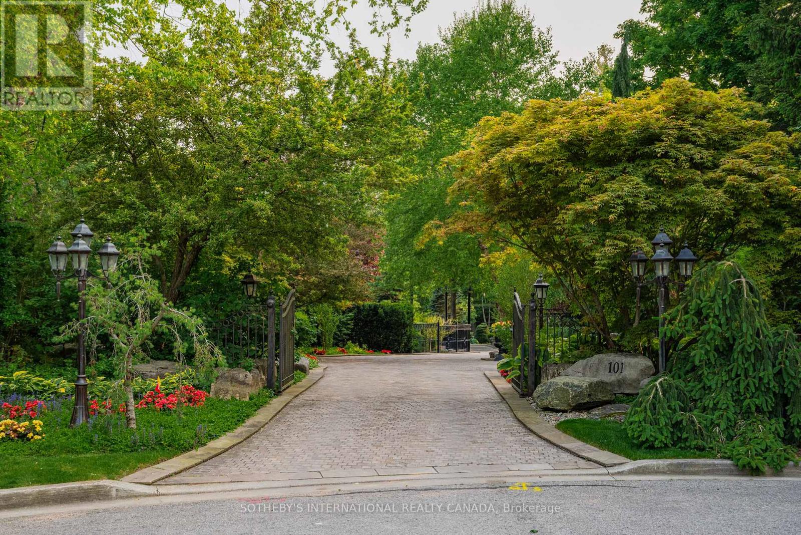 101 Paula Court, Vaughan (Kleinburg), Ontario  L0J 1C0 - Photo 4 - N12391155