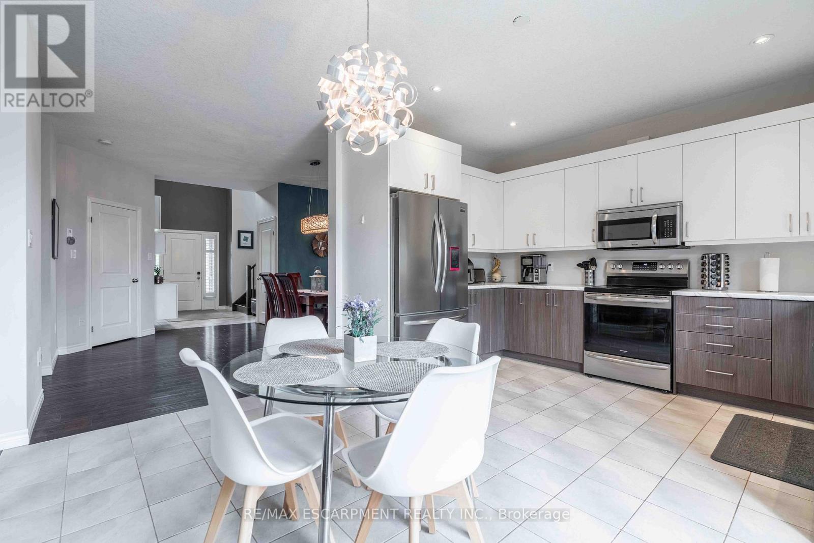 27 Purnell Drive, Hamilton (Gilbert), Ontario  L9C 0C6 - Photo 7 - X12391068