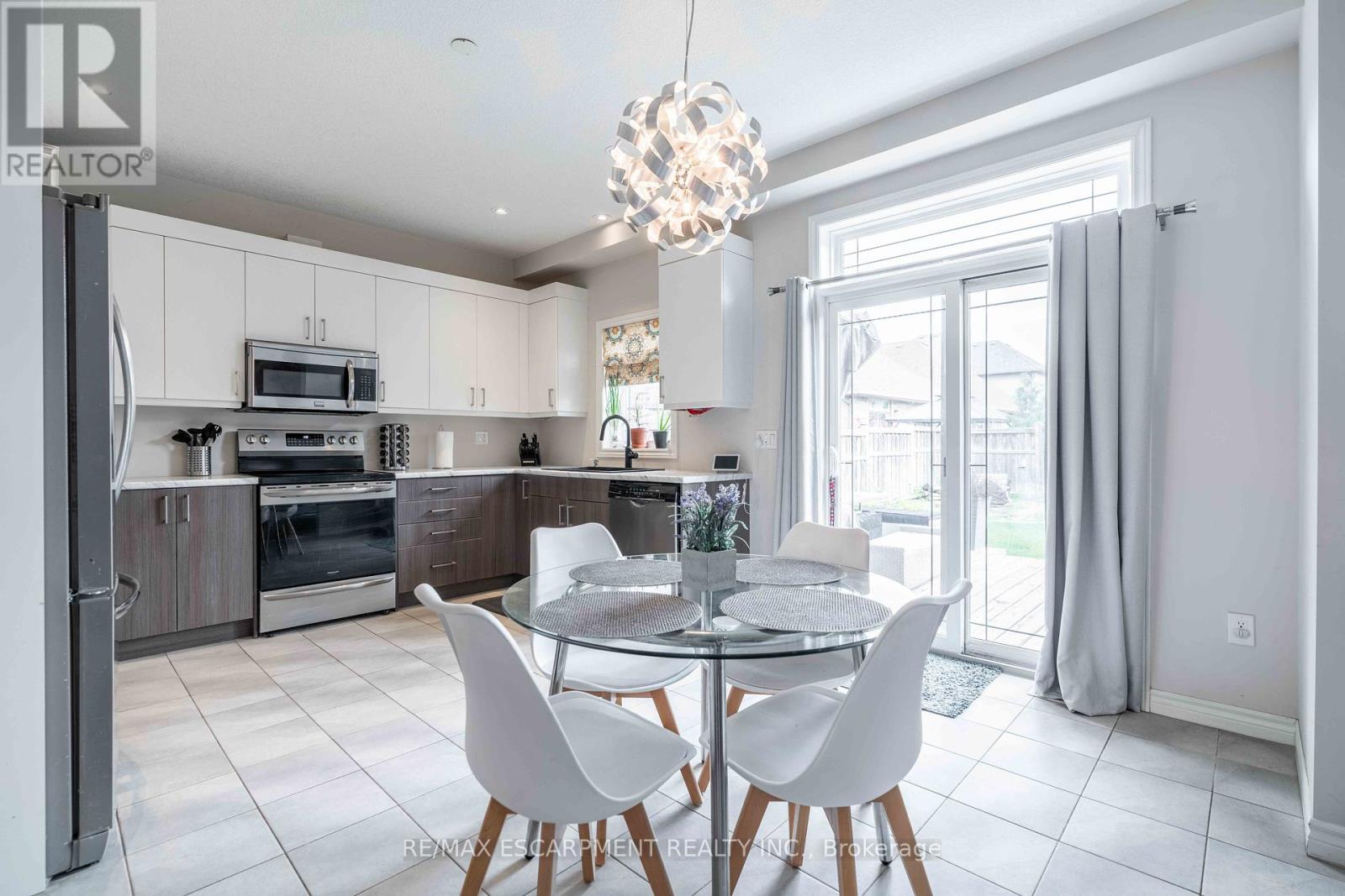 27 Purnell Drive, Hamilton (Gilbert), Ontario  L9C 0C6 - Photo 9 - X12391068
