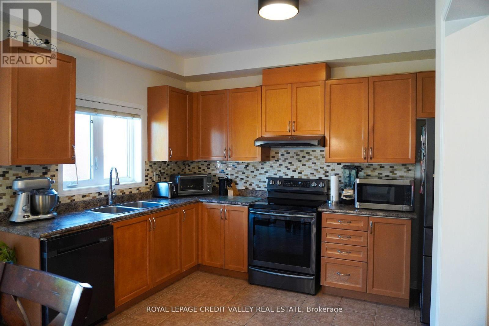 72 Kilrea Way, Brampton, Ontario  L6X 0R3 - Photo 11 - W12384926
