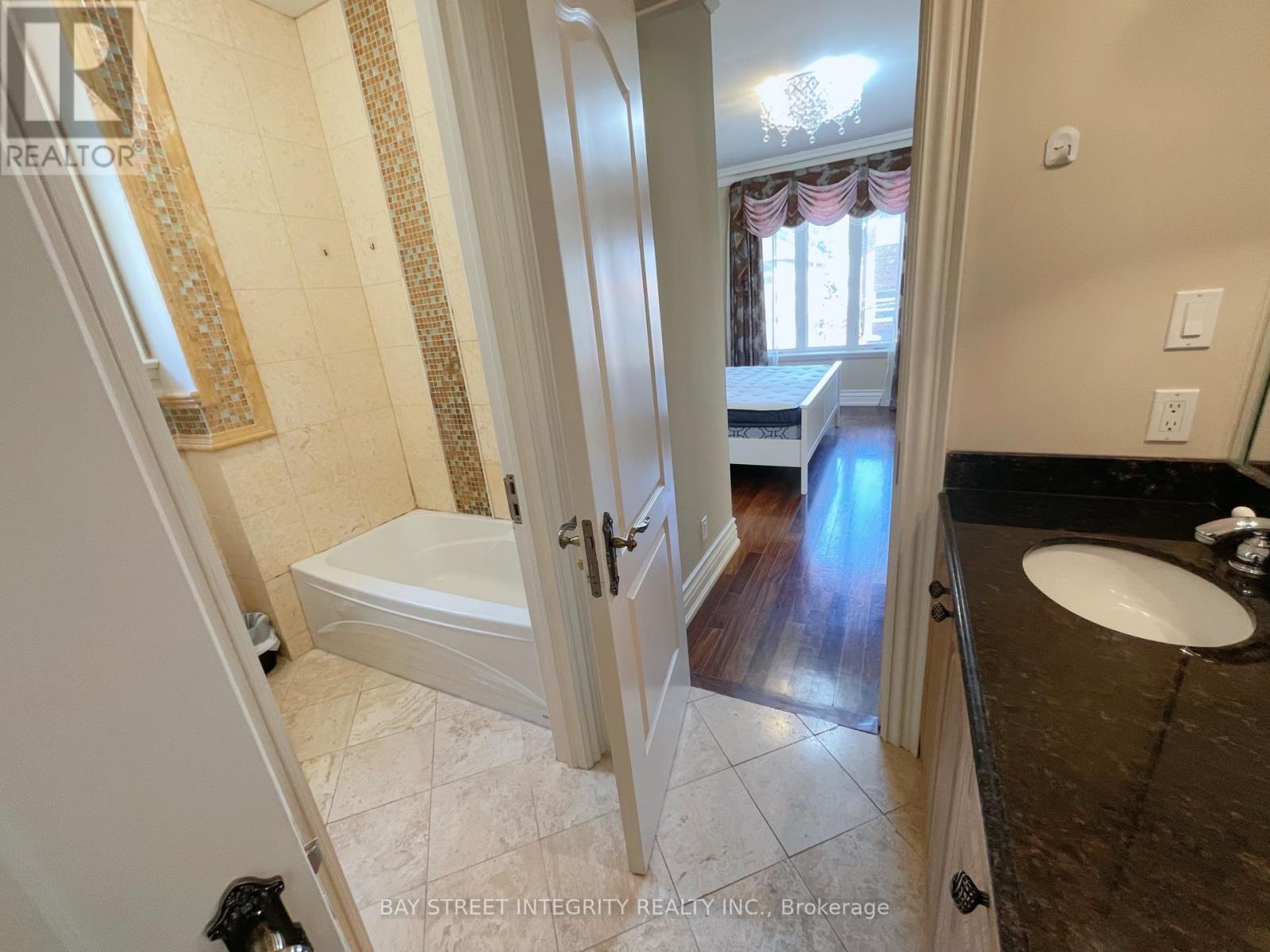 Upper - 336 Greenfield Avenue, Toronto, Ontario  M2N 3E6 - Photo 15 - C12391269