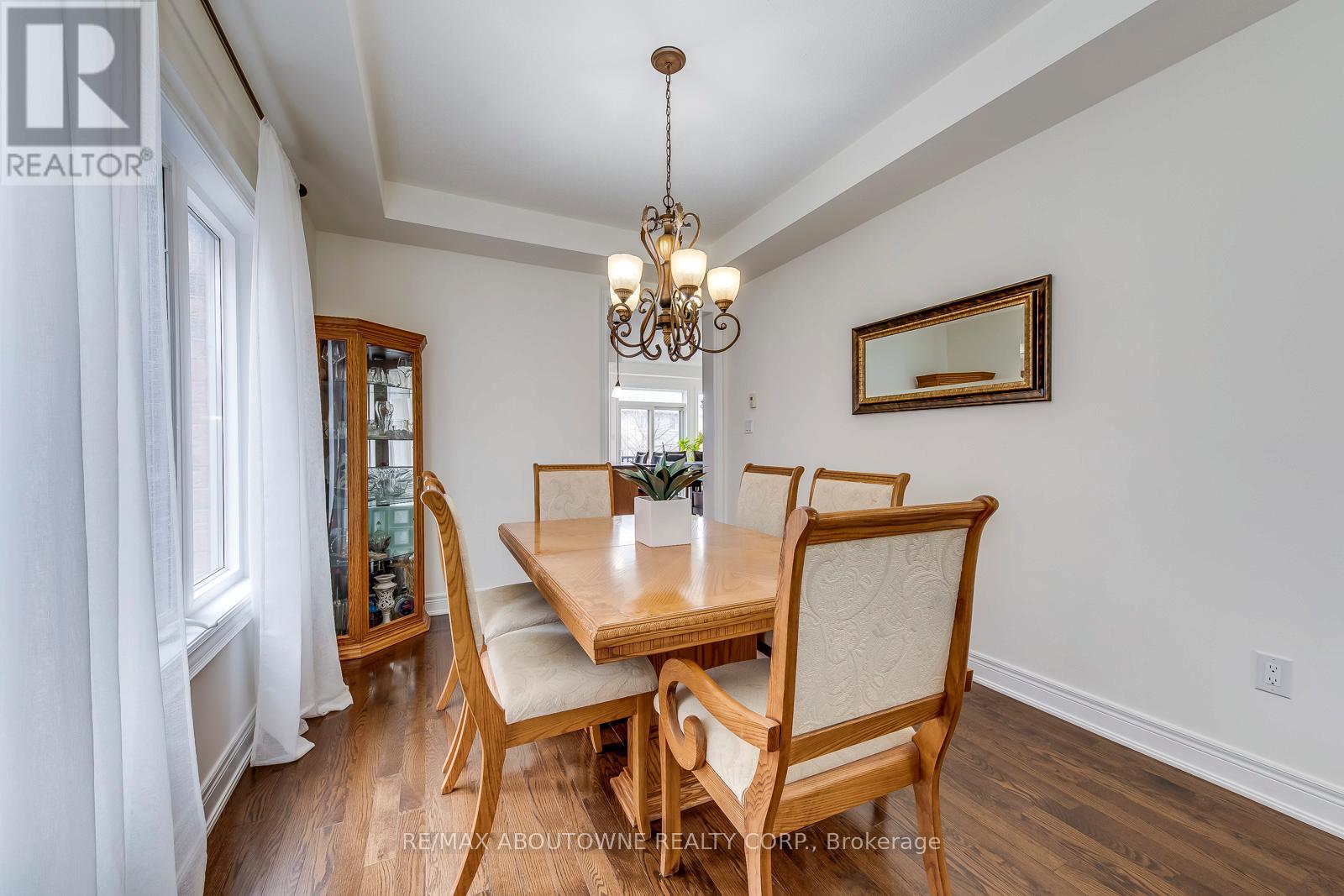 2218 Hatfield Drive, Oakville, Ontario  L6M 4W4 - Photo 10 - W12391253