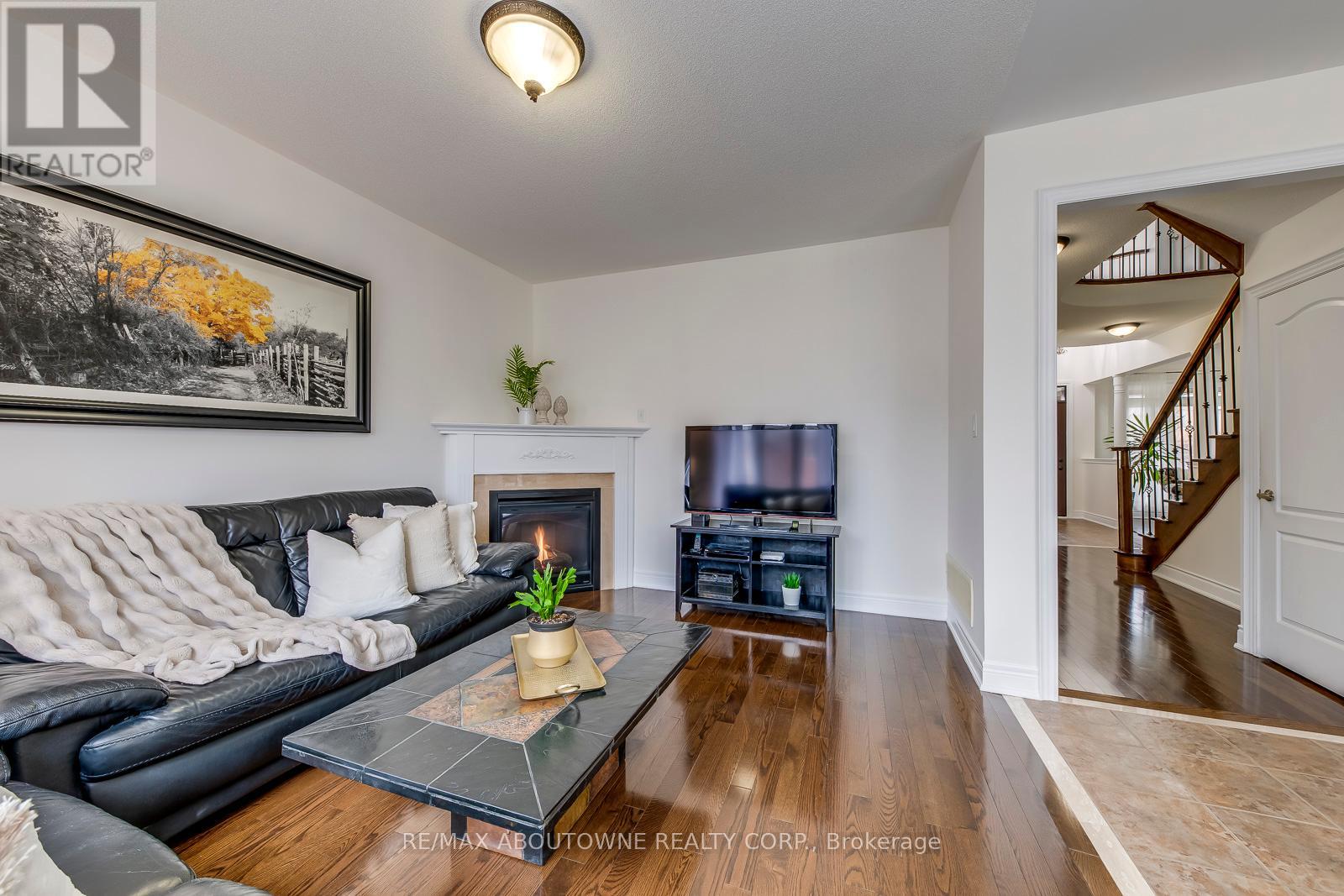 2218 Hatfield Drive, Oakville, Ontario  L6M 4W4 - Photo 14 - W12391253