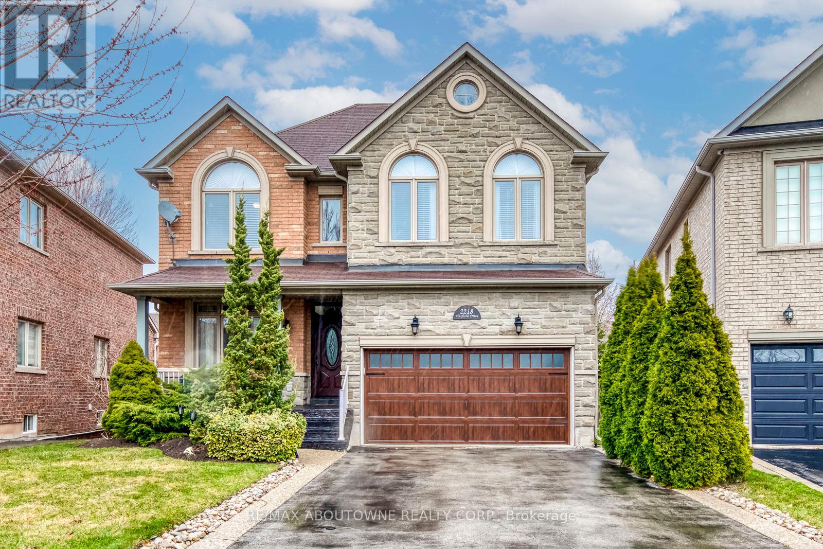 2218 Hatfield Drive, Oakville, Ontario  L6M 4W4 - Photo 2 - W12391253