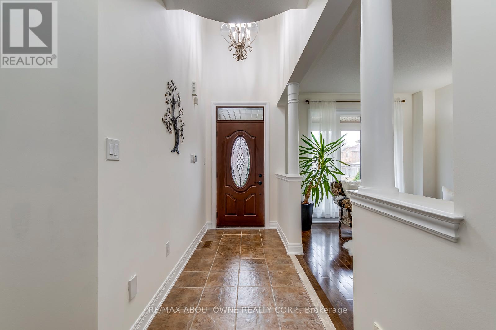 2218 Hatfield Drive, Oakville, Ontario  L6M 4W4 - Photo 5 - W12391253