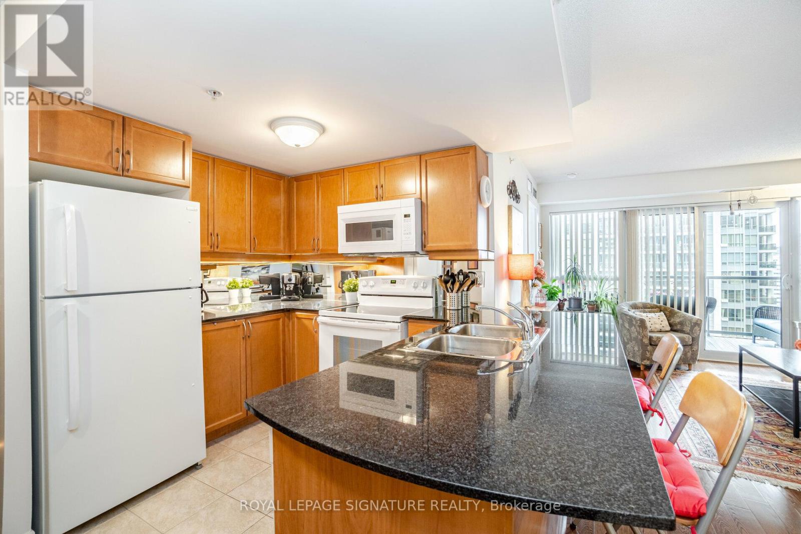 1508 - 350 Princess Royal Drive, Mississauga (City Centre), Ontario  L5B 4N1 - Photo 6 - W12391289