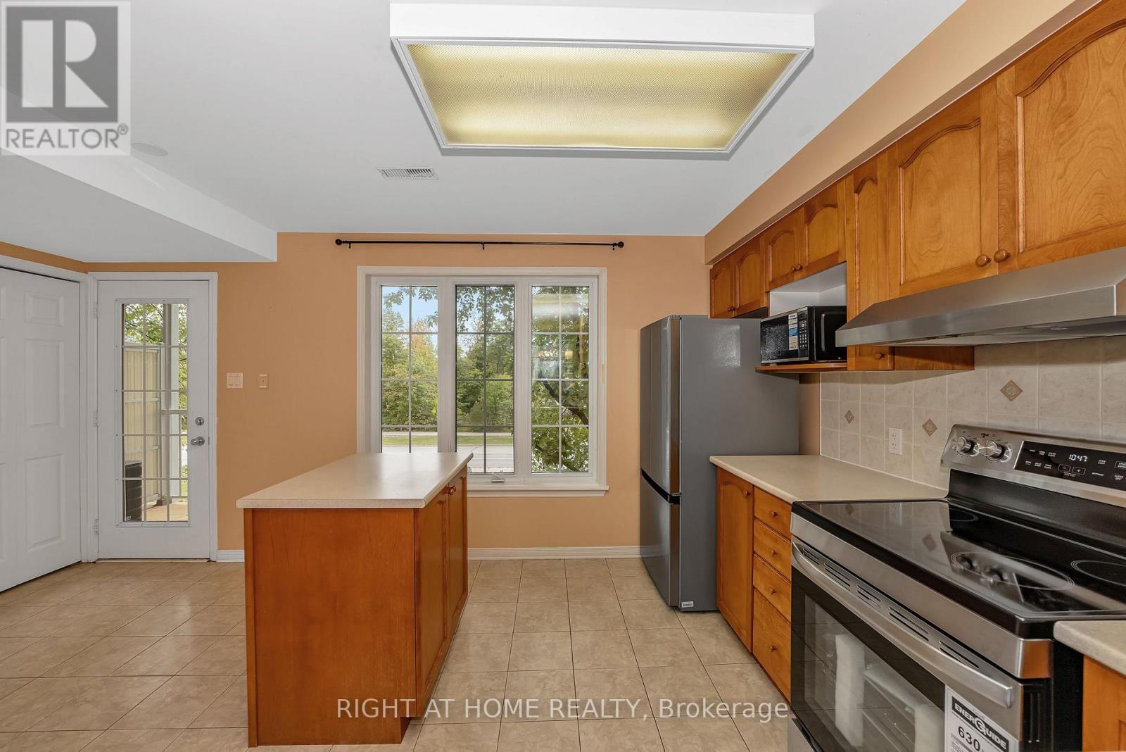 171 - 70 Edenvale Drive, Ottawa, Ontario  K2K 3N6 - Photo 8 - X12391547