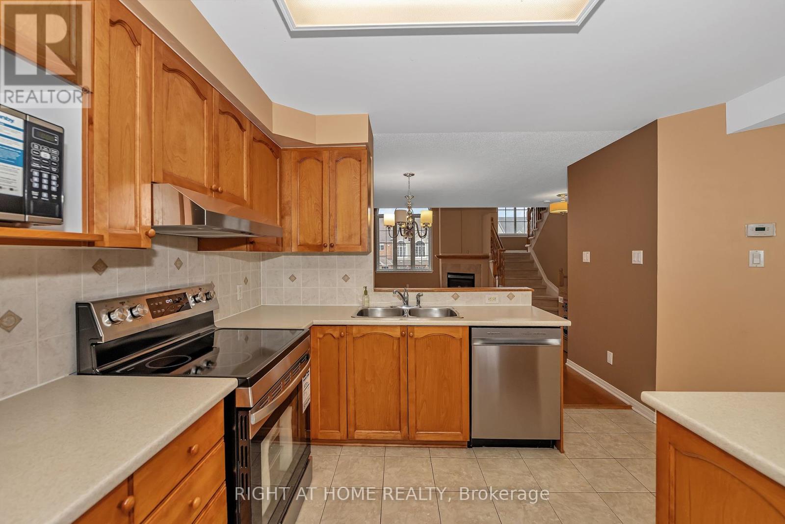 171 - 70 Edenvale Drive, Ottawa, Ontario  K2K 3N6 - Photo 9 - X12391547