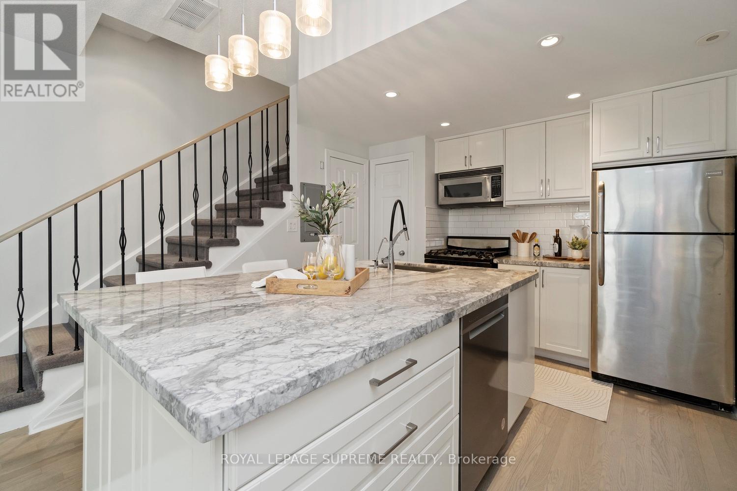 37 - 6 Wellesley Place, Toronto, Ontario  M4Y 3E1 - Photo 10 - C12391402
