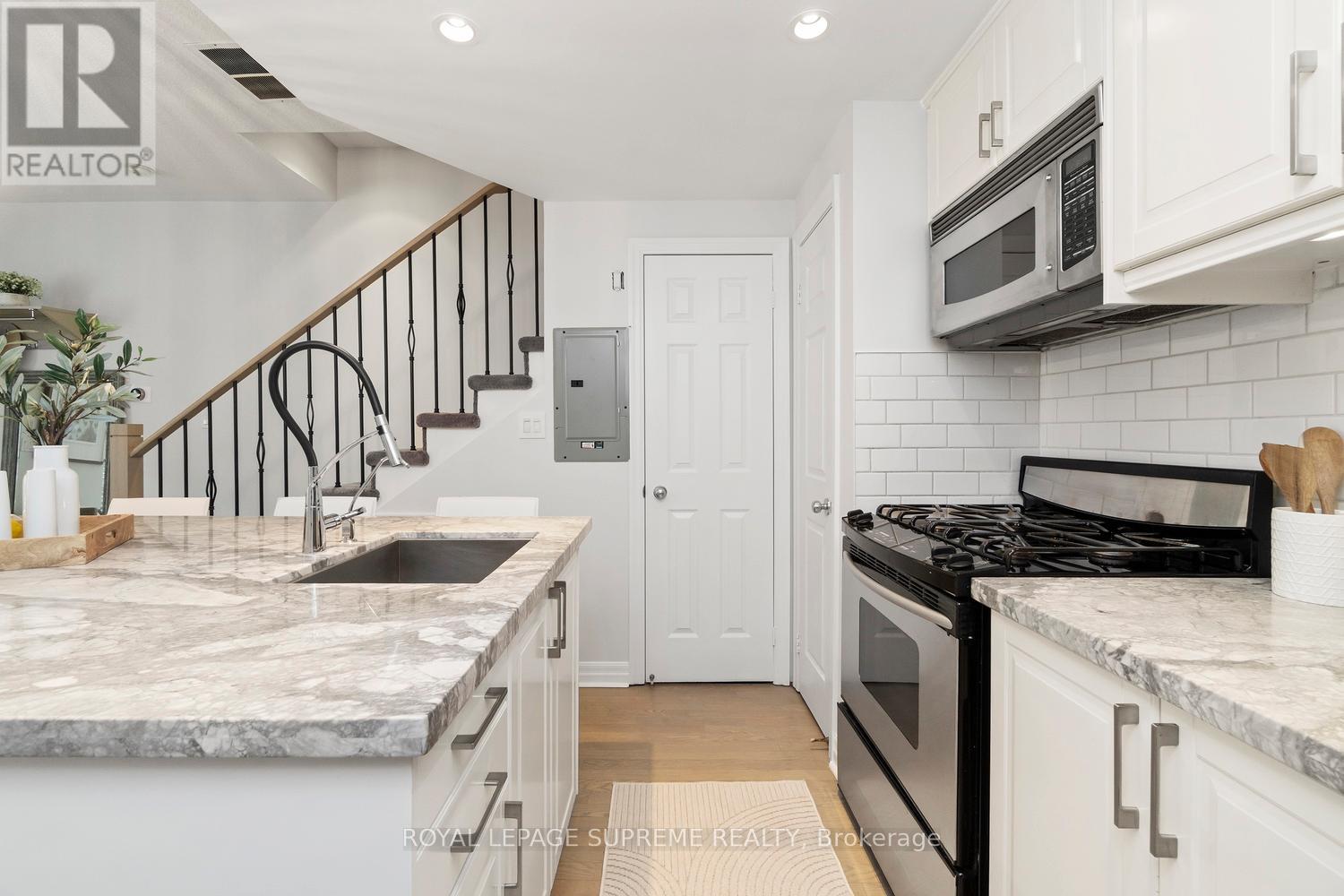37 - 6 Wellesley Place, Toronto, Ontario  M4Y 3E1 - Photo 8 - C12391402