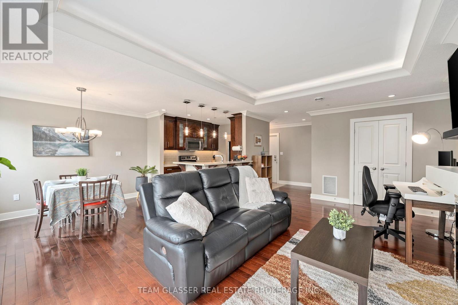 414 - 320 Sugarcreek Trail, London North, Ontario  N6H 0G3 - Photo 3 - X12390209