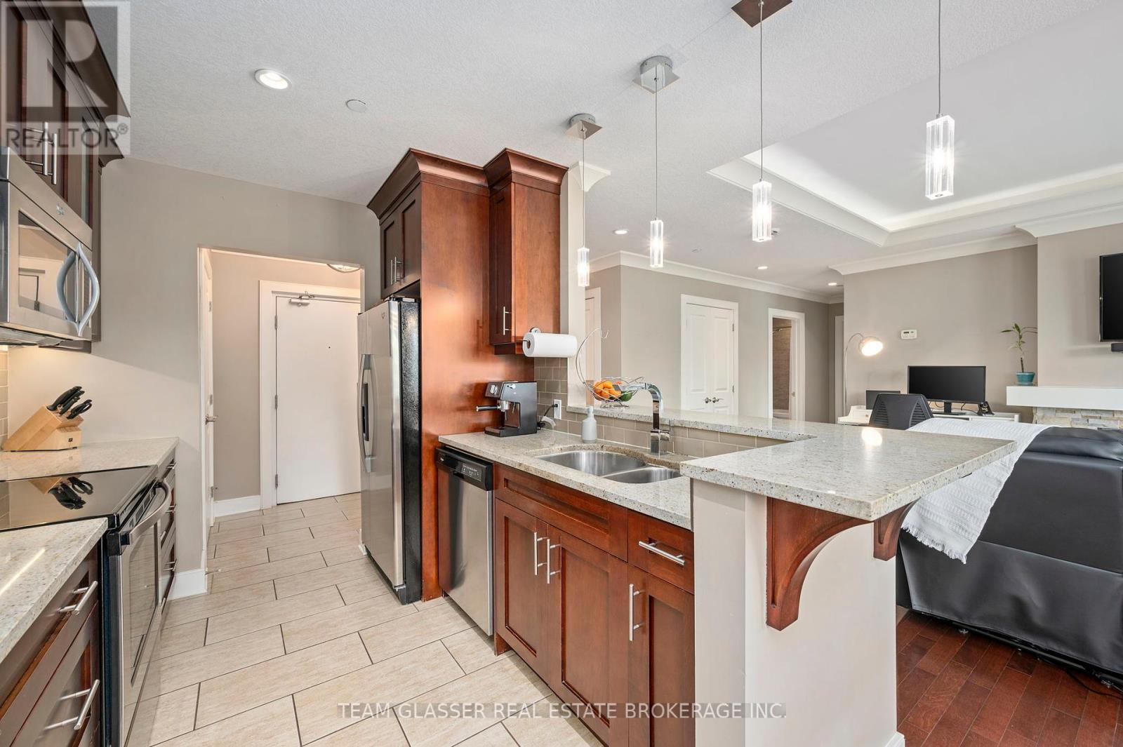 414 - 320 Sugarcreek Trail, London North, Ontario  N6H 0G3 - Photo 6 - X12390209
