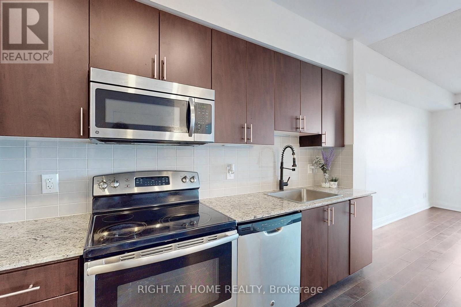 1127 - 7161 Yonge Street, Markham (Thornhill), Ontario  L3T 0C8 - Photo 13 - N12391426