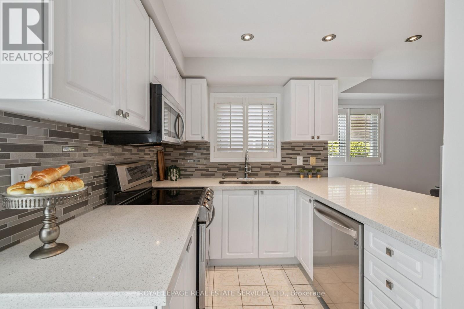2365 Grand Ravine Drive, Oakville, Ontario  L6H 6A8 - Photo 11 - W12391361