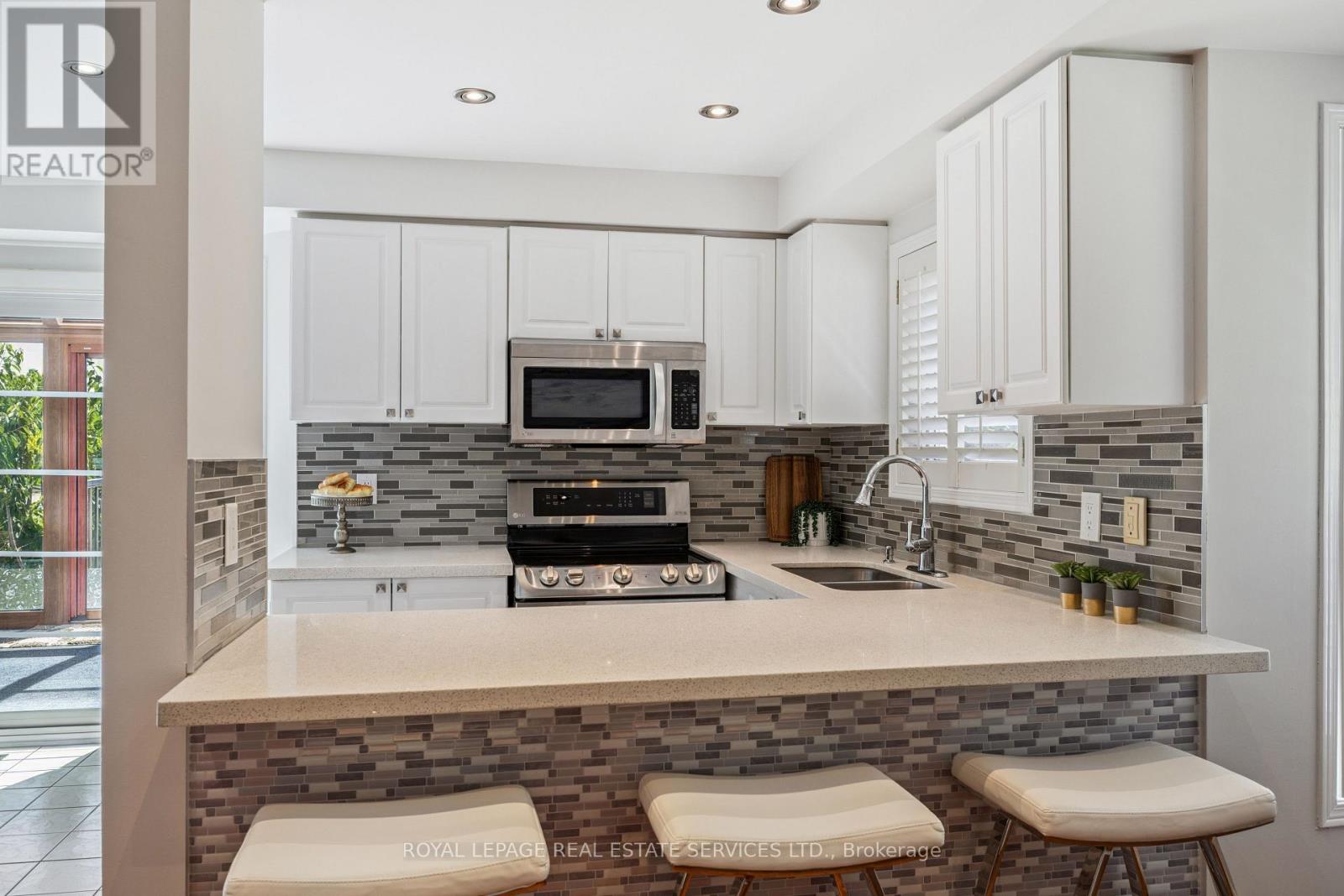 2365 Grand Ravine Drive, Oakville, Ontario  L6H 6A8 - Photo 7 - W12391361