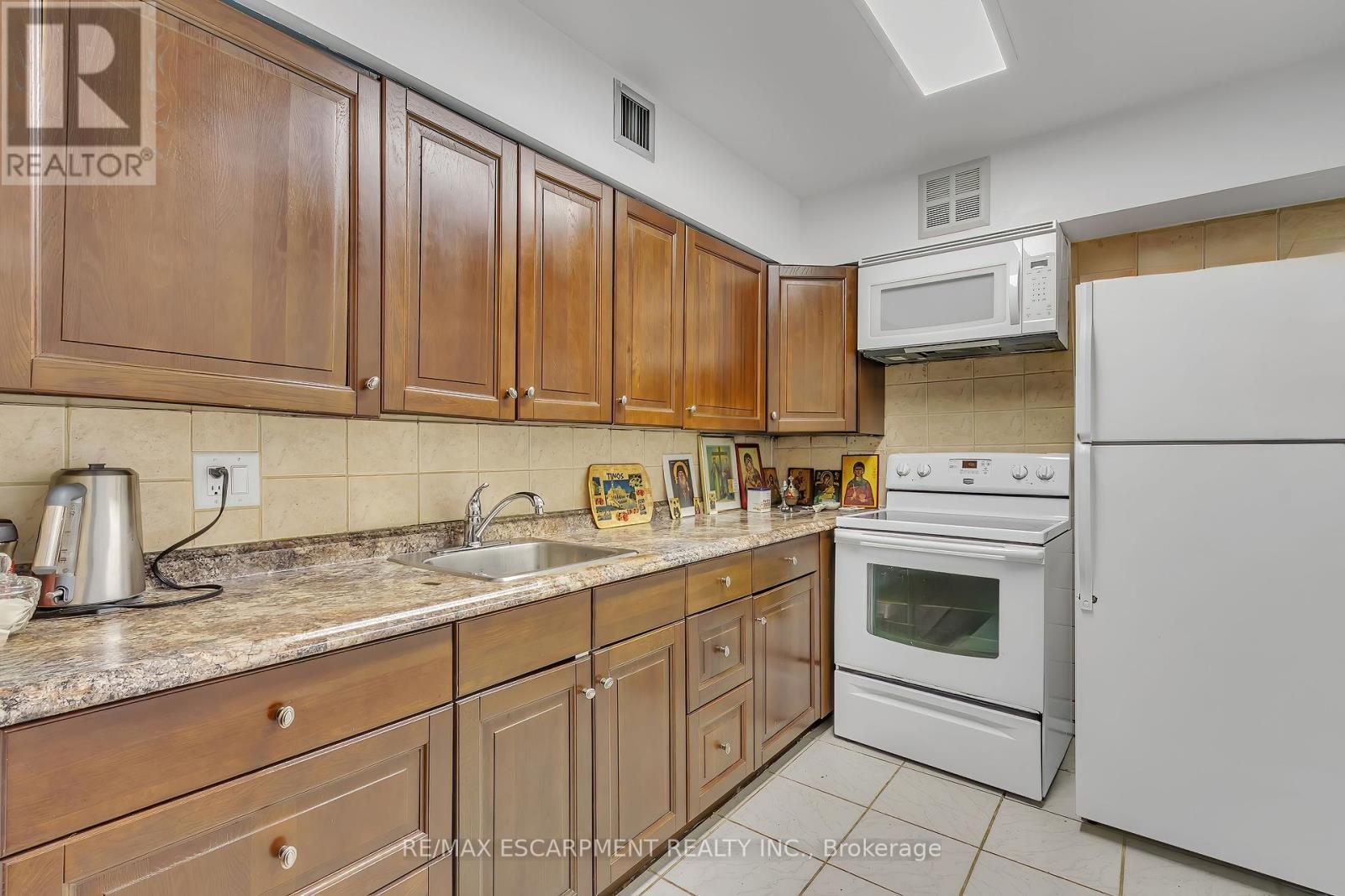 756 - 24 Southport Street, Toronto, Ontario  M6S 4Z1 - Photo 13 - W12391425