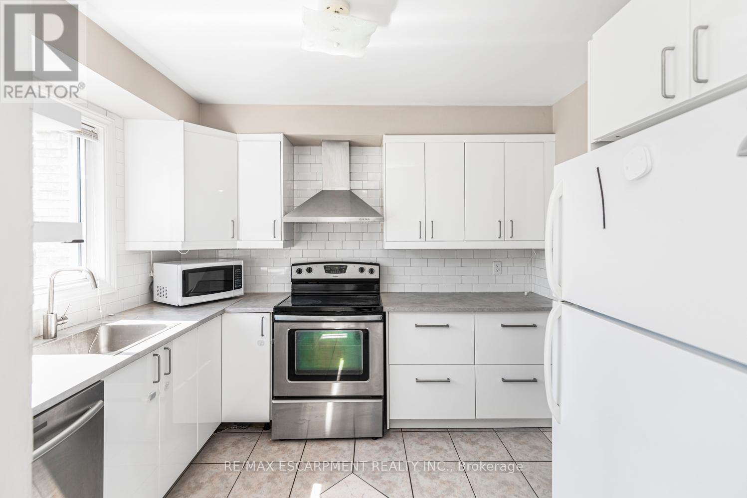 F - 25 Bryna Avenue, Hamilton, Ontario  L9A 4W9 - Photo 11 - X12391331