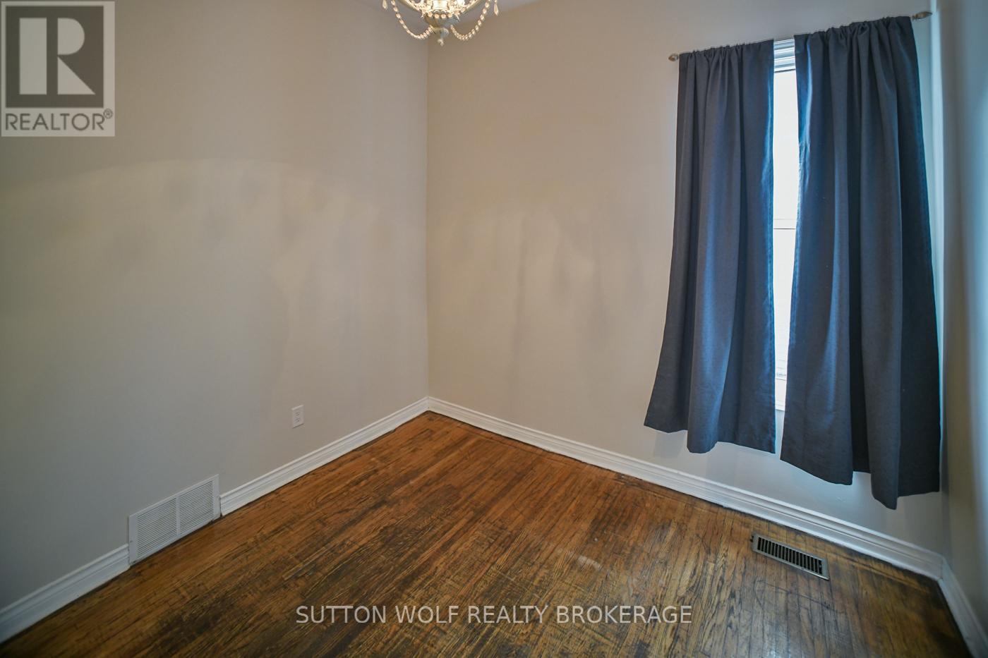 133 Oxford Street, Strathroy-Caradoc, Ontario  N7G 3A6 - Photo 5 - X12391760