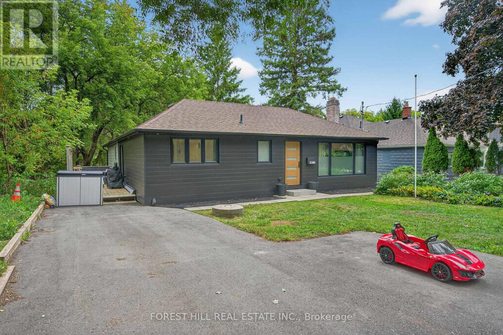 215 Main Street N, Newmarket (Bristol-London), Ontario  L3Y 9B1 - Photo 2 - N12391569