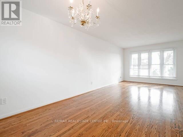 1723 Chalkdene Grove, Mississauga, Ontario  L4W 2C2 - Photo 11 - W12391536