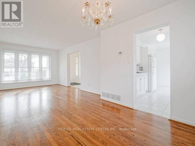 1723 Chalkdene Grove, Mississauga, Ontario  L4W 2C2 - Photo 12 - W12391536