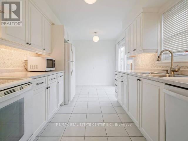1723 Chalkdene Grove, Mississauga, Ontario  L4W 2C2 - Photo 16 - W12391536