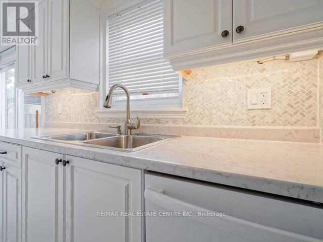 1723 Chalkdene Grove, Mississauga, Ontario  L4W 2C2 - Photo 18 - W12391536