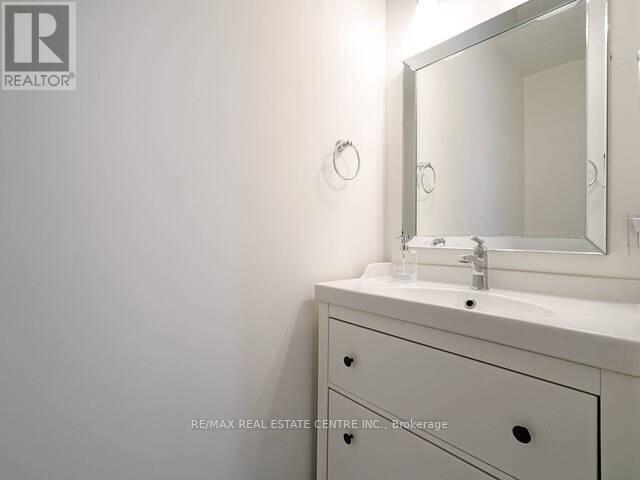 1723 Chalkdene Grove, Mississauga, Ontario  L4W 2C2 - Photo 21 - W12391536